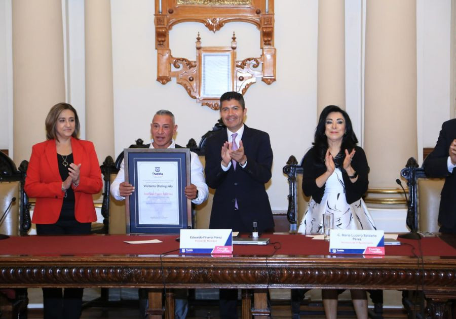 Reconoce Ayuntamiento de Puebla a Leo Flores como “Visitante Distinguido”