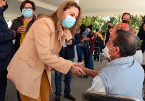 Entrega Paola Angón más de  mil 500 prendas del programa &#039;Abraza a un Abue&#039;