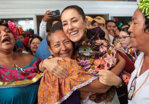 Al ritmo de batucada, dan la bienvenida a Claudia Sheinbaum en Tuxtla Gutiérrez