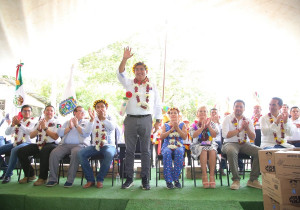Con obra vial y programas sociales, gobierno estatal lleva progreso a Tlacuilotepec