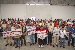 Entrega Omar Muñoz fertilizante y semilla a productores de Cuautlancingo