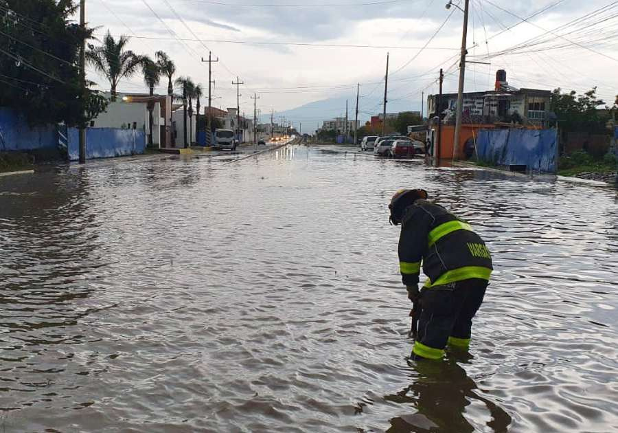 Choques, inundaciones y caída de árboles deja lluvia en Puebla
