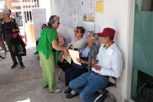 Benefician a más de 50 personas adultas mayores con jornada de salud auditiva en Casa del Abue