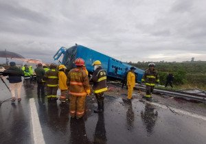 Sin heridos graves volcadura de autobús en la Puebla-Atlixco