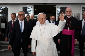 Dan de alta al Papa León XIV tras cirugía por cáncer de pulmón