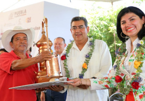 Favorece gobierno de Puebla producción de mezcal y desarrollo económico en Chiautla