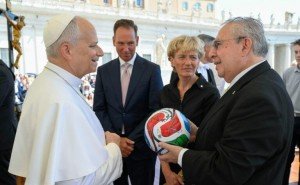 Embajadores entregan a León XIV balón simbólico del Mundial 2026