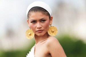 Polémica rodea a Zendaya, ahora por usar aretes de ¡3 mil años!