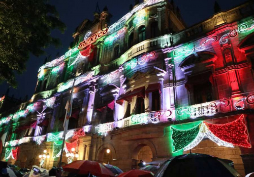 Enciende Puebla capital su alumbrado por fiestas patrias