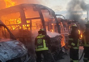 Incendio consume 5 autobuses en la Puebla-Tlaxcala