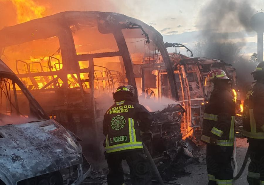 Incendio consume 5 autobuses en la Puebla-Tlaxcala
