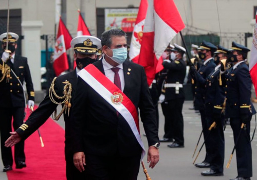Entre protestas, Manuel Merino asume la presidencia de Perú