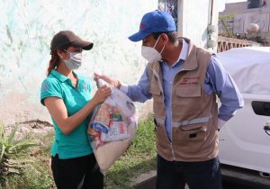 Mantiene SEDIF entrega de paquetes alimentarios y cobertores a familias de Xochimehuacan