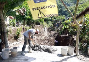 Supervisan reparación de caminos en la Sierra Norte