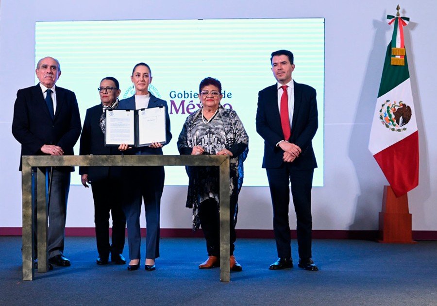 Sheinbaum rinde homenaje al movimiento estudiantil de 1968 en su primera mañanera