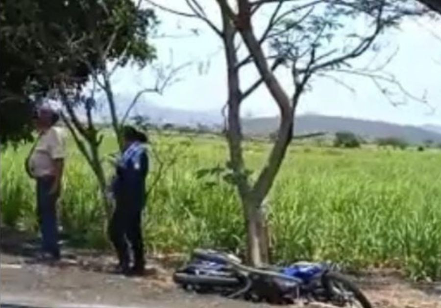 Muere mujer tras chocar moto contra automóvil en &quot;El Cañaveral&quot;