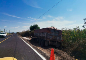 Después de 7 horas reabren carretera Matamoros - Atencingo por tráiler volcado