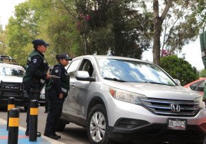 Infraccionan a 78 automovilistas poblanos por incumplir con verificación