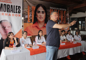 Fernando Morales conversa con líderes de las comunidades