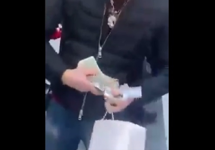 Hombre arroja dólares en NY 