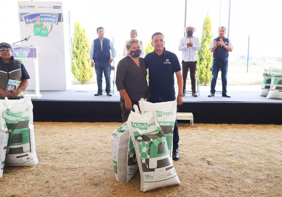 Entrega Mundo Tlatehui 30 toneladas de fertilizante en San Luis Tehuiloyocan