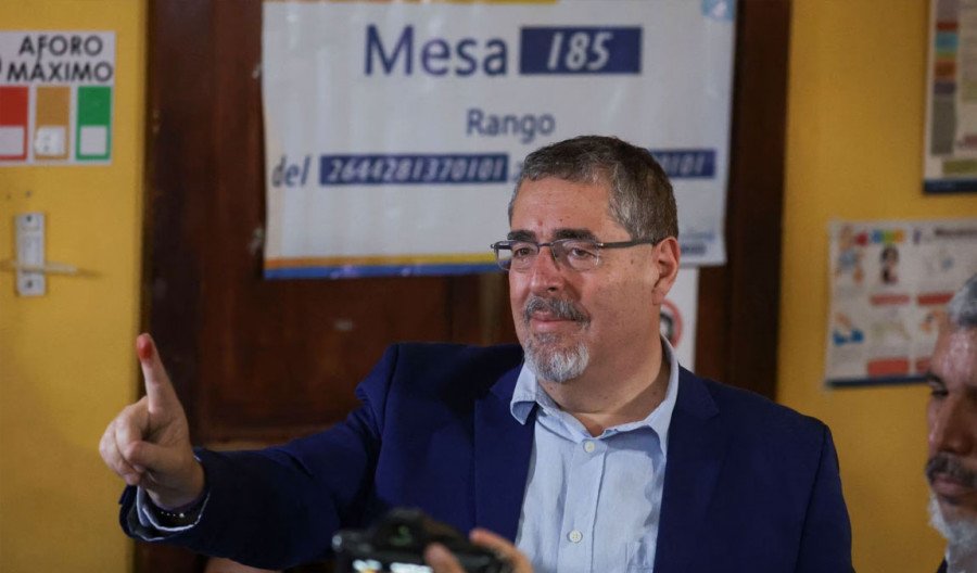 Confirma AMLO llamada a Bernardo Arévalo tras triunfo en Guatemala