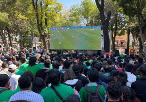 Partido de México llena de aficionados el zócalo de Puebla