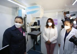 Recorre Liliana Ortiz la Feria de la Salud de la Mujer