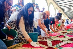 Encabeza Tonantzin Fernández la colocación de la alfombra monumental en el Portal Guerrero