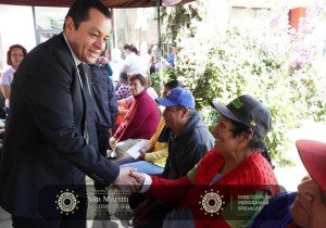 Juan Manuel Alonso entrega lentes de lectura a Texmeluquenses