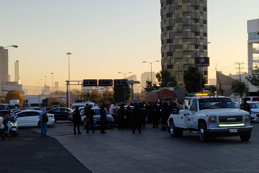 Granaderos desalojan plantón de taxis ejecutivos en la China Poblana