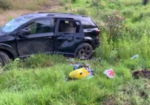 Abandonan camioneta volcada con uniformes de la GN