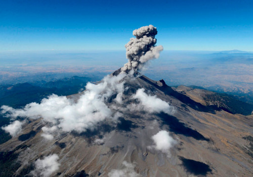 Tras sobrevuelo Cenapred pide no acercarse al cráter del Popocatépetl