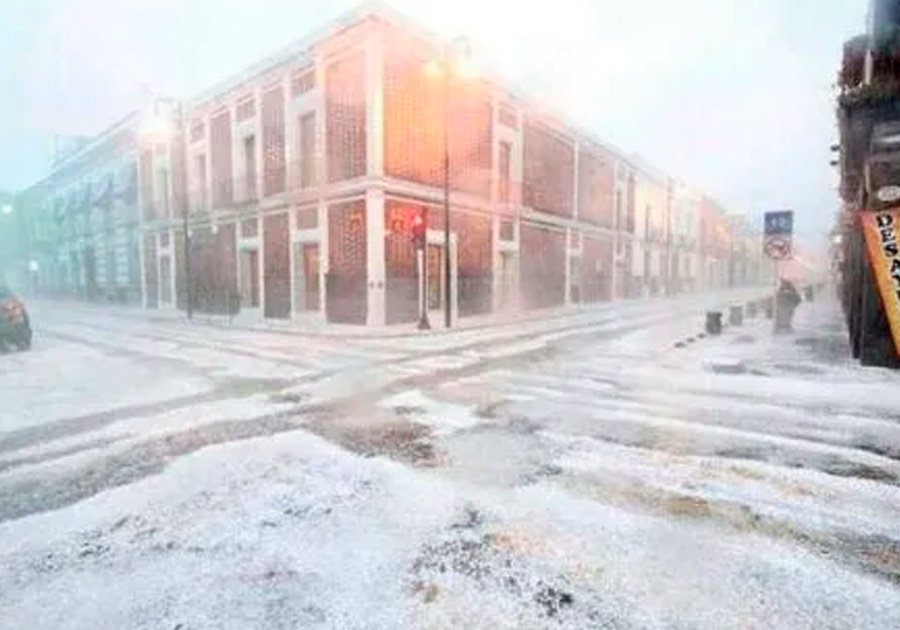 Granizada cubre de blanco las calles de Puebla capital