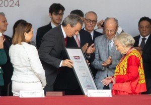 Gobierno de la Ciudad se une a entrega de medalla a Elena Poniatowska