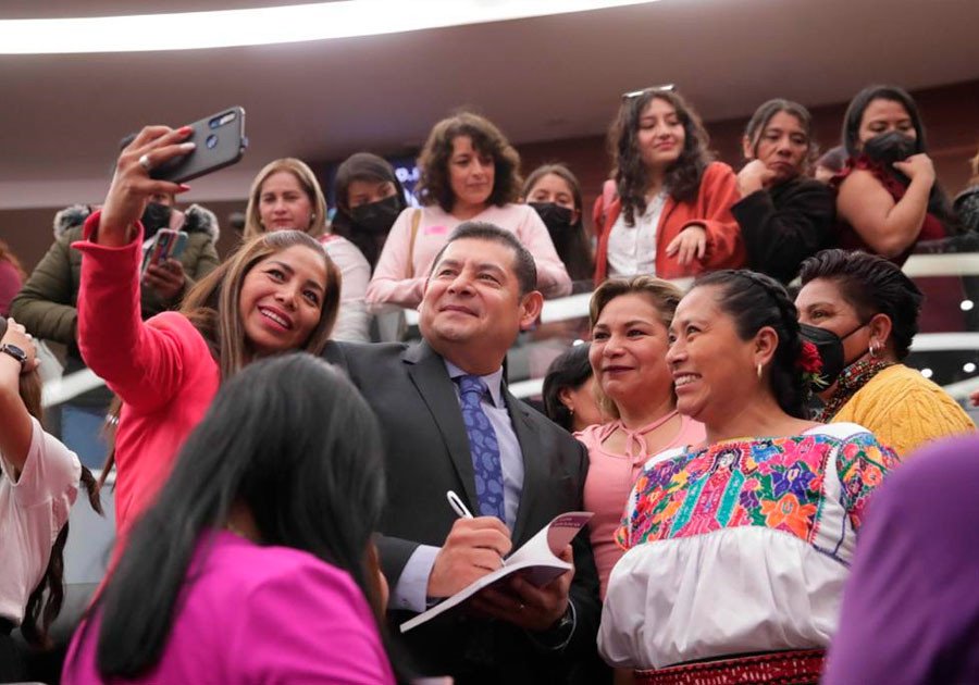 Armenta presenta libro rosa en favor de la salud de las mujeres