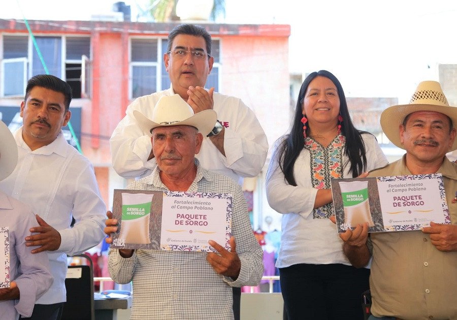 Reafirma Sergio Salomón compromiso con el campo; favorece con sorgo a productores de Acatlán y Huaquechula