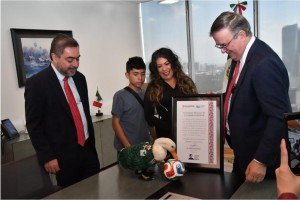 Economía e IMPI otorgan registro de marca del "Pato Merlín" a su propietaria, Karla Ivette Gómez López