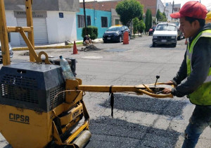 Continúan acciones para tapar baches en Puebla capital