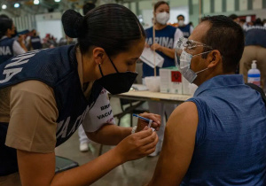 Retrasan vacunación a maestros en Puebla