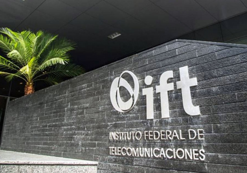 IFT debe regular redes sociales: Monreal