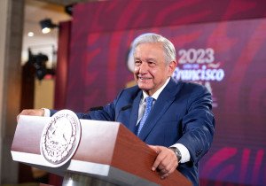 Congreso de Perú avala declarar a AMLO persona no grata