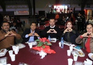 Familias disfrutan de Cena de Fin de Año organizada por Gobierno de Puebla