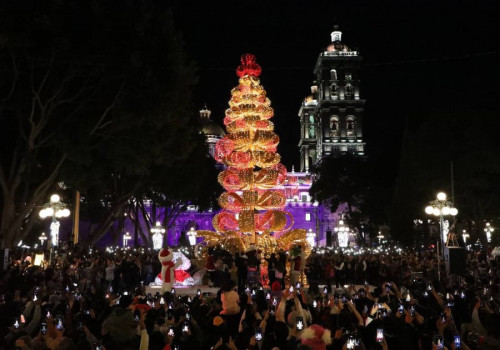 Con encendido de árbol inicia temporada navideña en Puebla capital