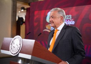 No vamos a ceder ante chantajes, advierte AMLO a productores ante bloqueo al aeropuerto de Culiacán