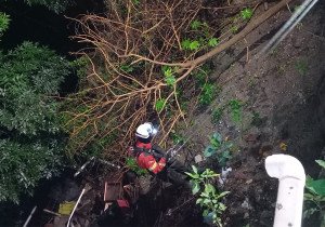 Rescatan a un hombre que cayó en una barranca en Álamos Vista Hermosa