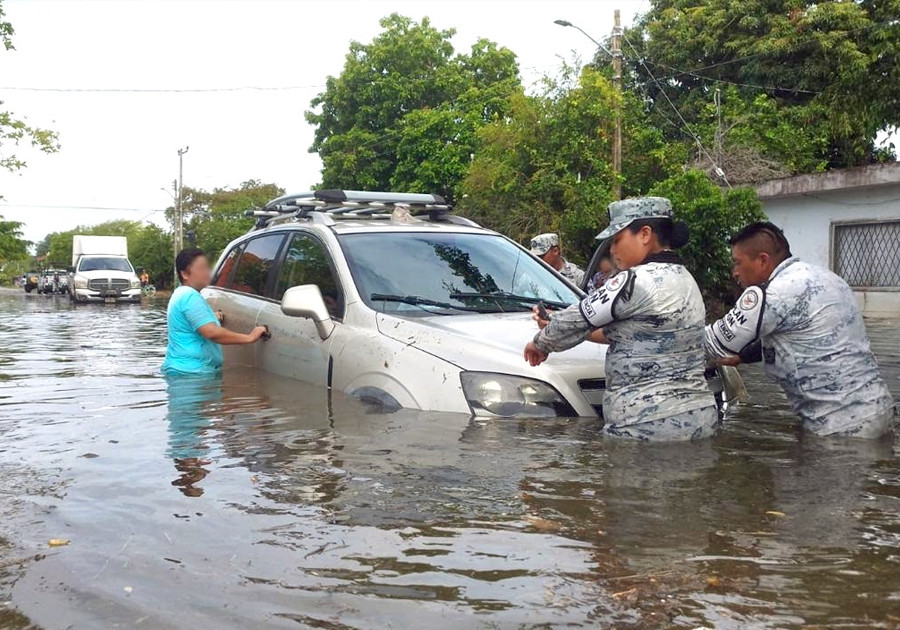 Apoyan Marina y GN a población por inundaciones en Chetumal