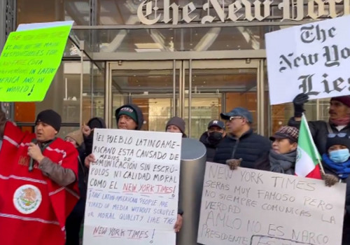 Protestan frente al NYT por publicación contra AMLO