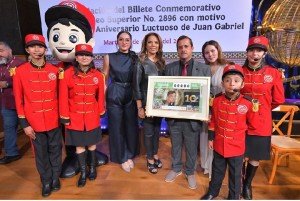 La titular de Lotería, Olivia Salomón, y el Gobernador de Michoacán, Alfredo Ramírez, develan billete en honor a Juan Gabriel “el amor eterno de México”