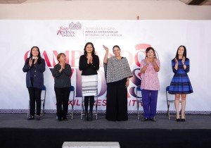 Entrega Lupita Cuautle auxiliares auditivos en San Andrés Cholula